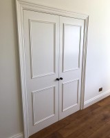 Белая классическая двойная дверь из дерева