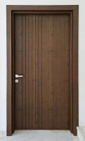 Дверь из дерева с вертикальными рельефными вырезами