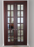 Дверной комплект из дерева со стеклом