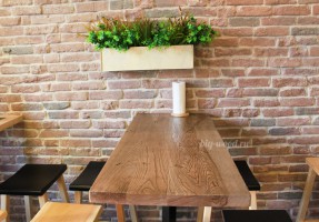 Столешница из ясеня с покрытием лаком, используется в кафе