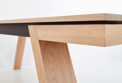 Стильный стол с деревянными косыми опорами