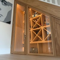 Винный шкаф со стеклянными дверцами