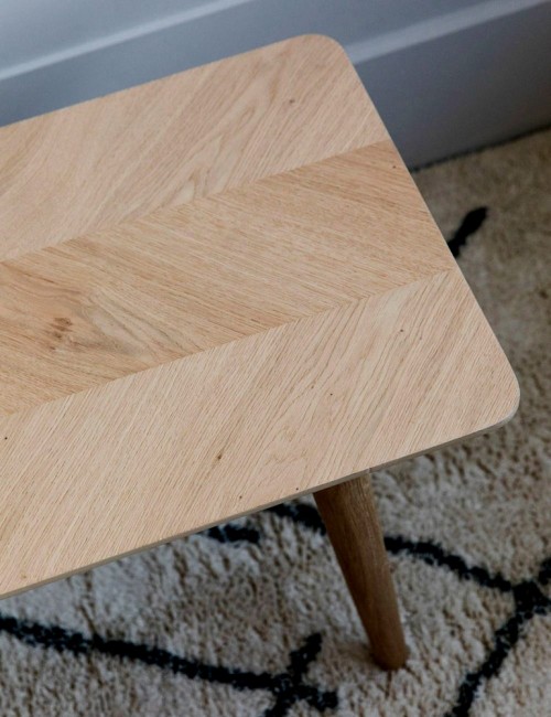 Деревянный стол журнальный с рисунком древесины елочкой