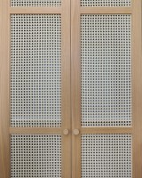 Деревянные дверцы с ротангом для шкафа