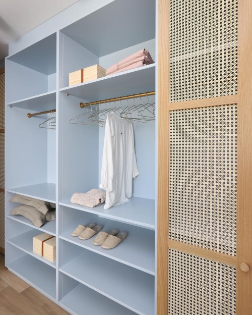 Шкаф для одежды с ротангом