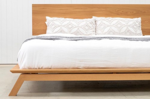 Легкая деревянная кровать из дуба или ясеня двуспальная или односпальная на косых ножках