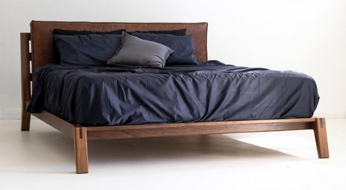 Кровать деревянная на ножках