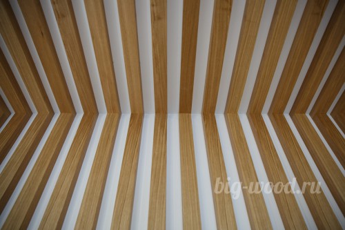Широкие рейки шпон дуба медового оттенка на стены и потолок